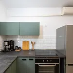 Helena Apartment *